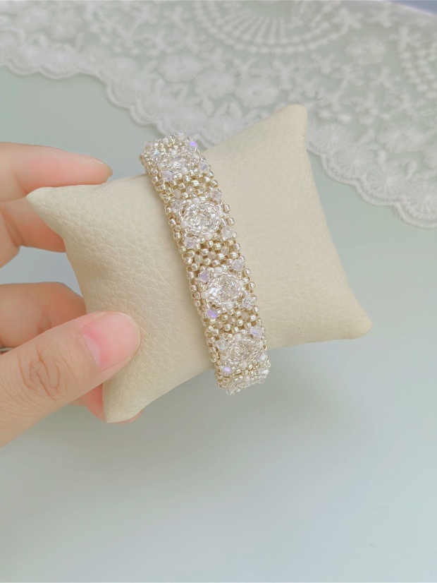 Luxury Handmade Pearl & Seed Bead Acrylic Bangle Bracelet – Elegant Bridal Jewelry Gift
