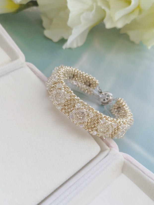 Luxury Handmade Pearl & Seed Bead Acrylic Bangle Bracelet – Elegant Bridal Jewelry Gift