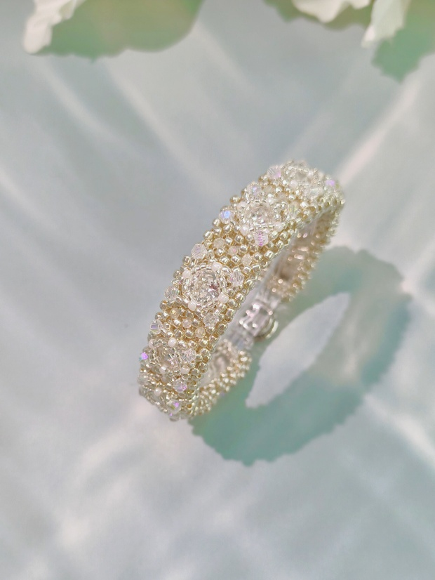Luxury Handmade Pearl & Seed Bead Acrylic Bangle Bracelet – Elegant Bridal Jewelry Gift